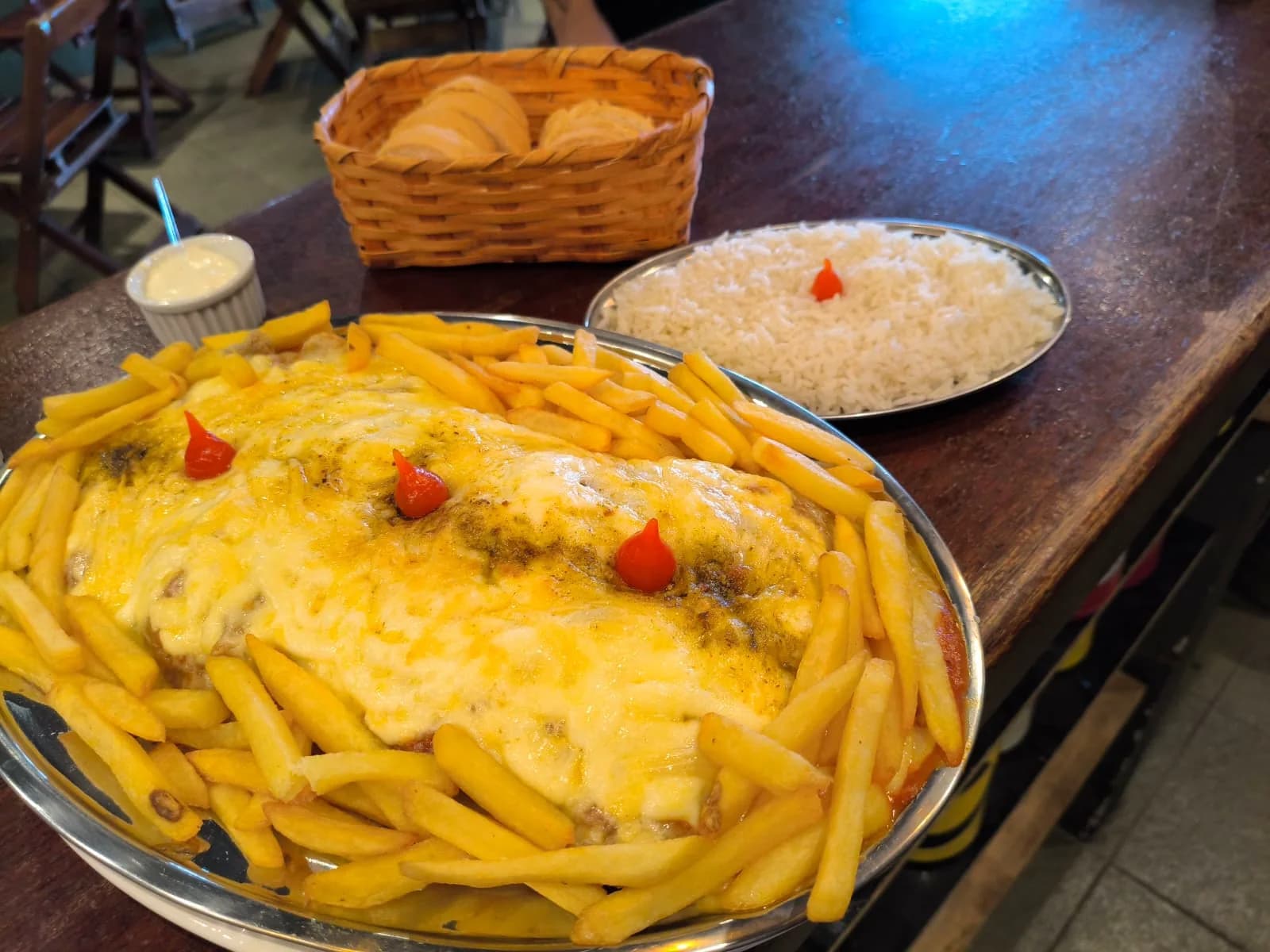 Filé à parmegiana com fritas, arroz e pão