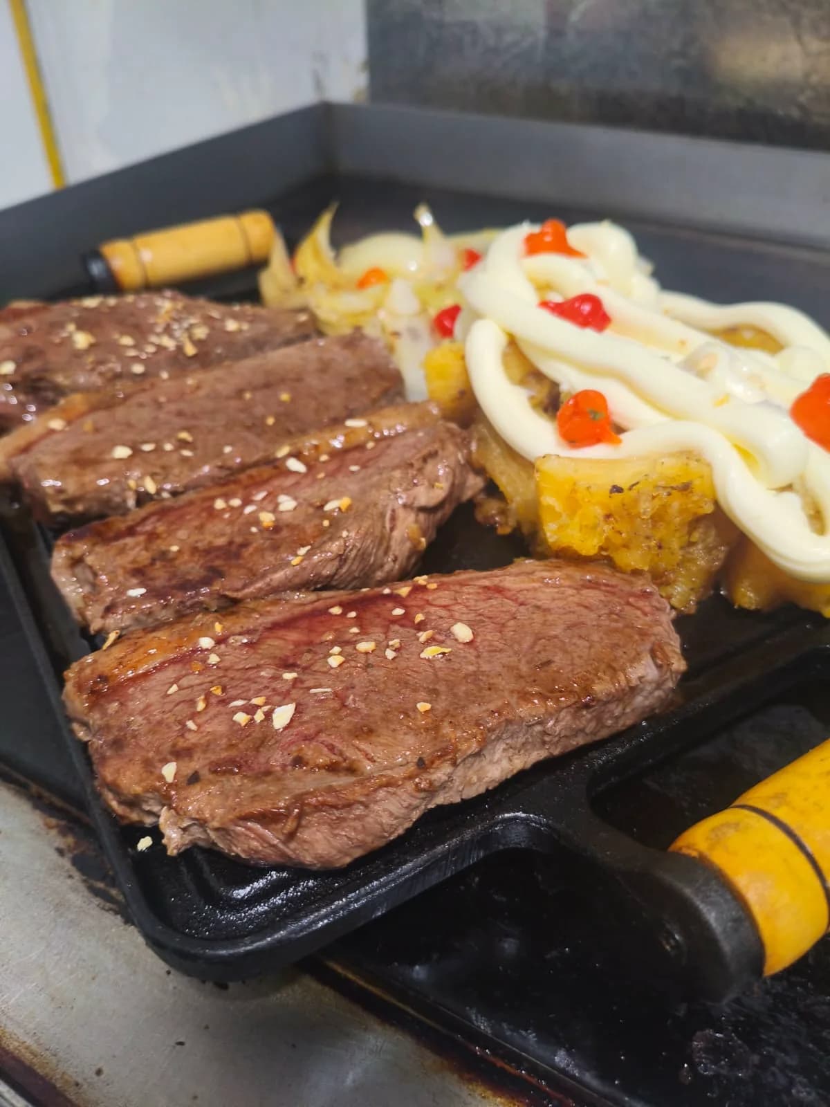 Fatias de picanha grelhada na chapa de ferro